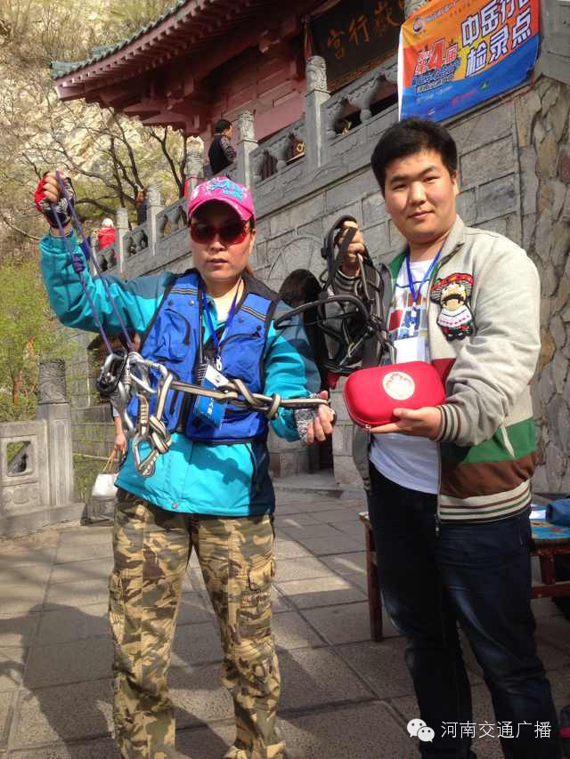 中岳行宮，我們的裁判水晶魚，展示救援裝備