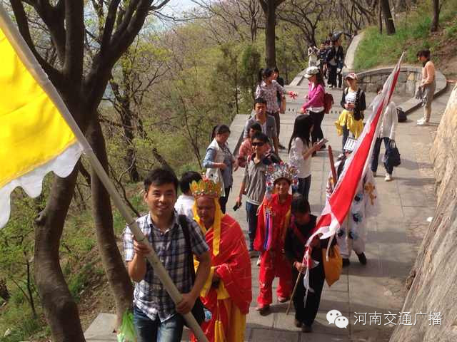一家四口各種奇葩打扮地來(lái)參加登山