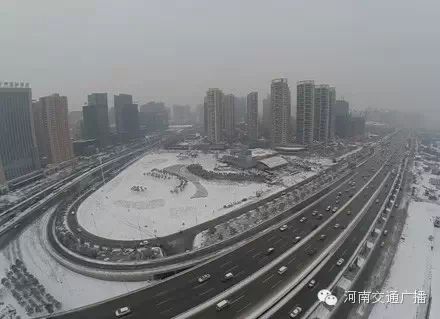 早晨雪后的金水路中州大道路口