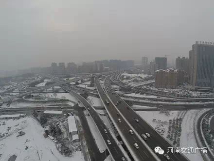 早晨雪后的金水路中州大道路口