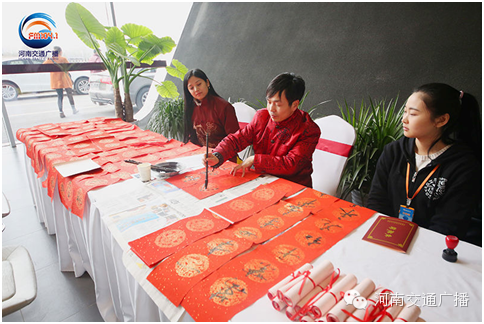 書法大師揮毫潑墨，現(xiàn)場(chǎng)為車友送上手寫春聯(lián)。