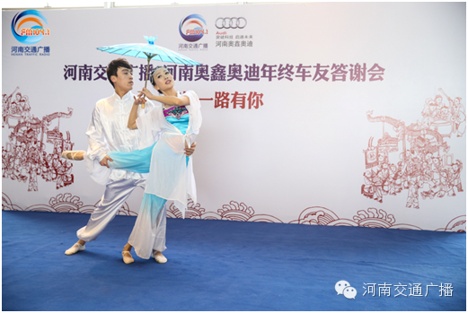 开场的孔雀舞表演，先让大家感受浓浓的中国风。两位舞蹈演员真的是跳的棒棒哒。
