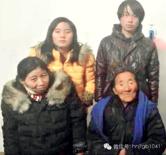 上图中左一为姐姐