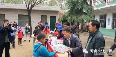 賈總及愛心人士為孩子們發(fā)送書籍