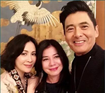 刘嘉玲晒与周润发钟楚红合影 网友:怀念张国荣