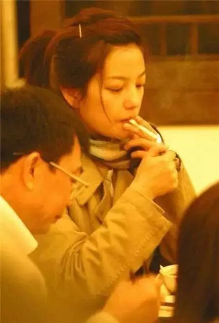 明星中的烟鬼!霍建华、angelababy、杨幂竟吸成这样..