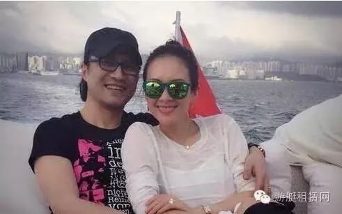 章子怡与汪峰庆结婚纪念日坐上游艇甜蜜合影