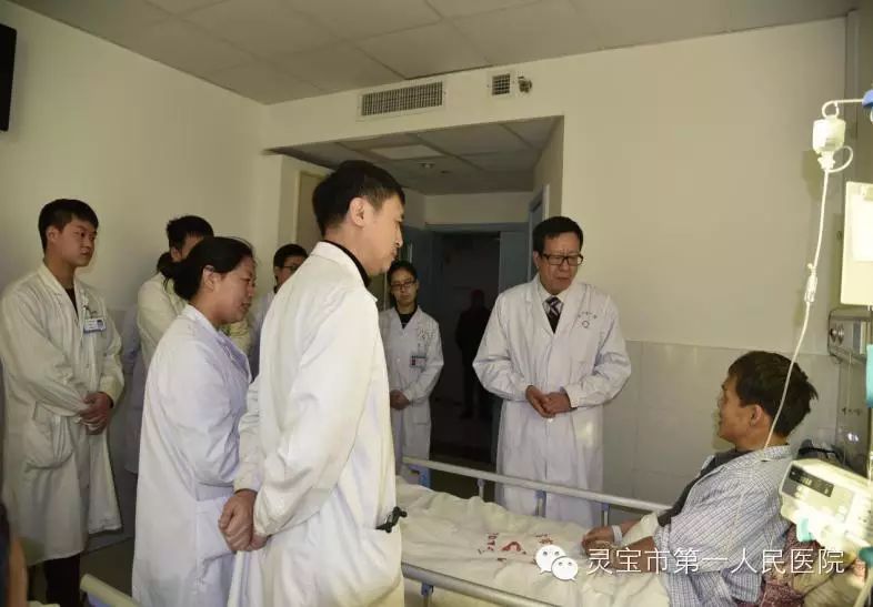 河南省人民医院心内科朱中玉主任医师(右二)在病房查房指导
