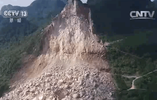 重庆酉阳土家族苗族自治县境内省道304线出现多处山体滑坡,塌方,导致