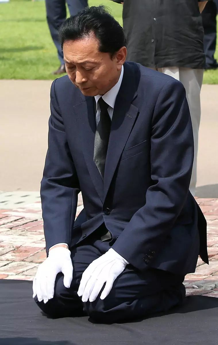 反省 日本前首相在韩国下跪道歉 并敦促安倍真心谢罪