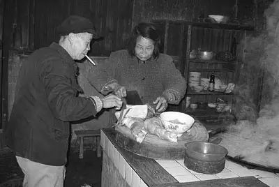 走亲戚送礼,油皮纸包装的点心最受欢迎.