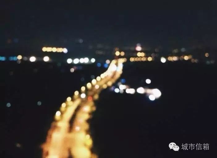 一觉醒来,窗外的雨声淅淅沥沥.