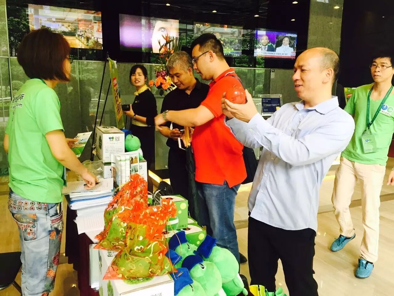 优吸环保携手海航大厦举行“世界地球日·健康办公行”公益活动