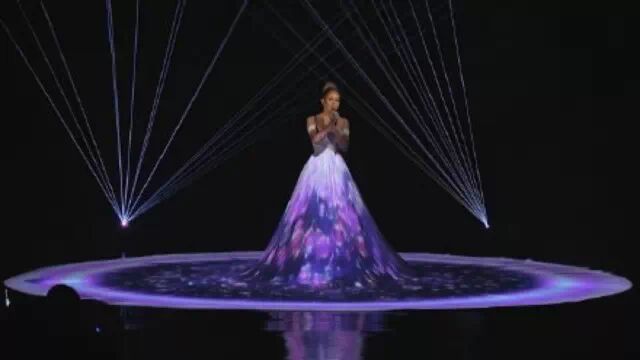 Jennifer Lopez一席女神白裙炸裂全场!