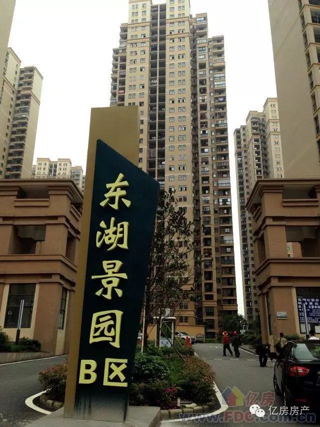 《坠楼失火泼漆业主互殴,八一八武汉最悲情的小区——东湖景园》