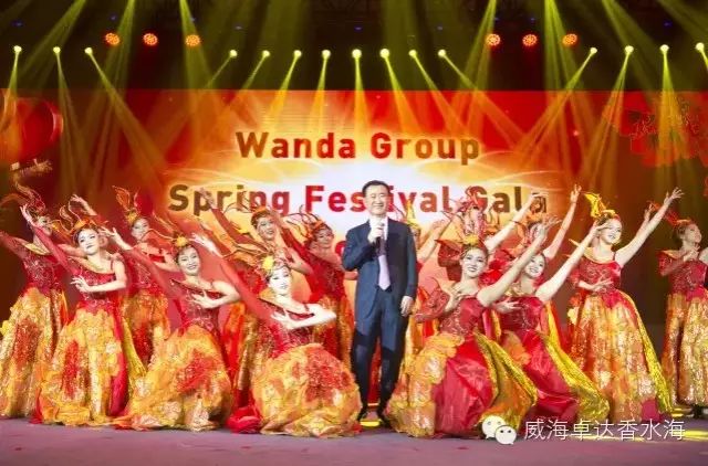 王健林在今年万达年会上演唱崔健的{假行僧}...  ...