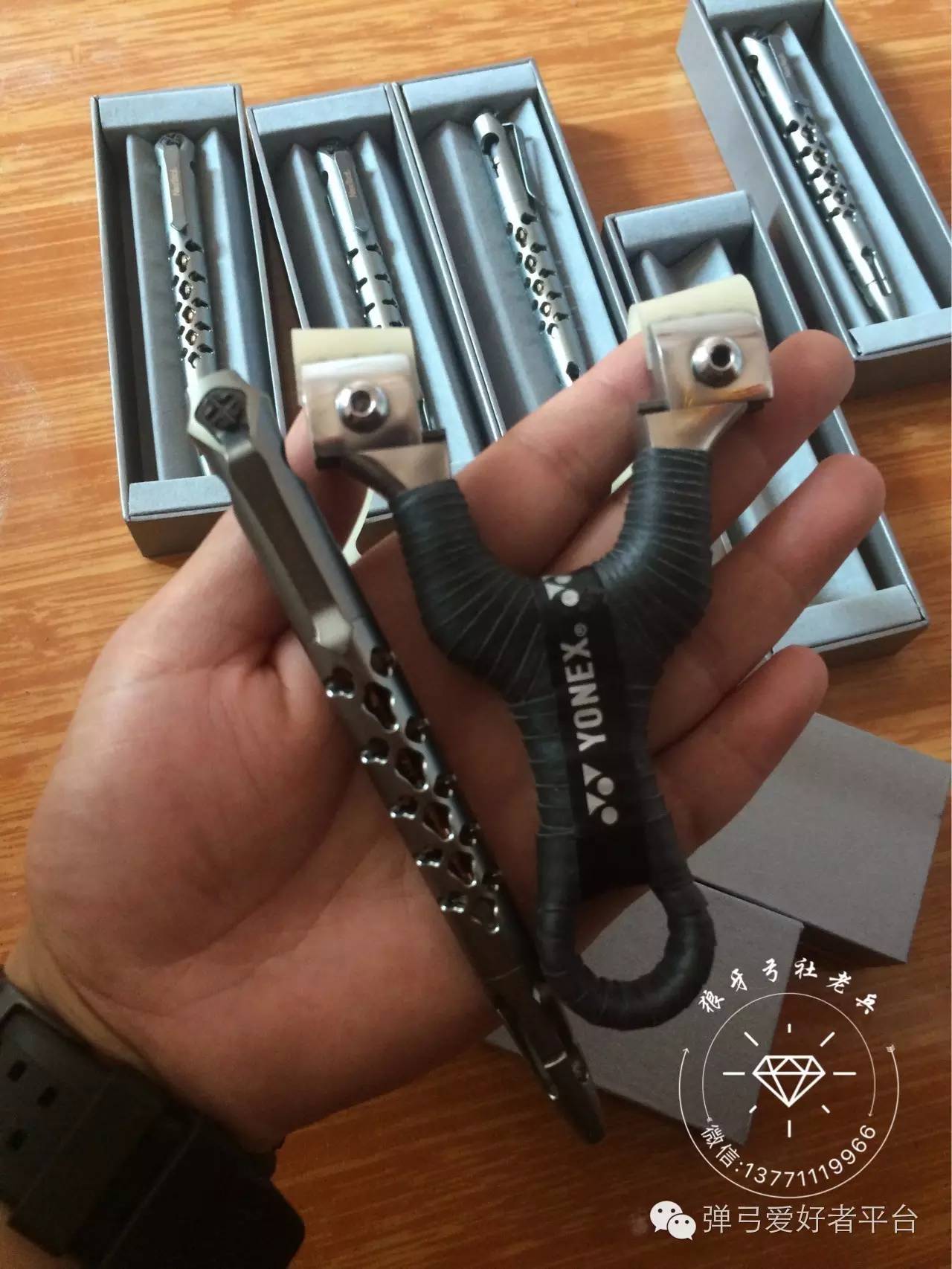 弹弓和钢珠哪个更硬!液压机狂虐弹弓