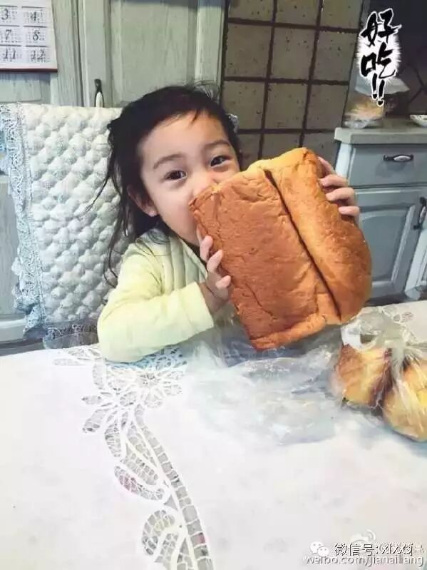 甜馨奶奶替李小璐带孩子 贾乃亮嫌弃称带的好粗犷!