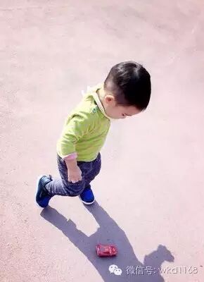 【娱乐】陈小春的儿子一直没露过面,原来长这样啊!