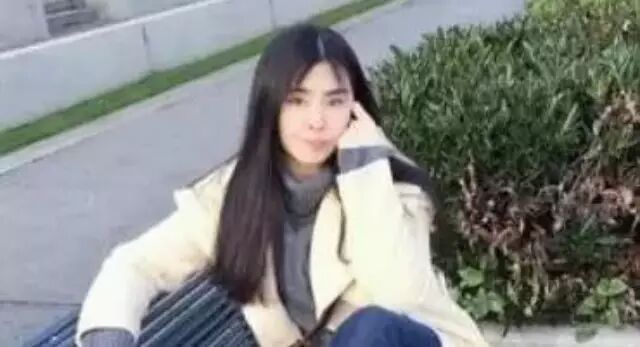 20岁和张国荣合作过,敢和林青霞同框比美,50岁的她比...