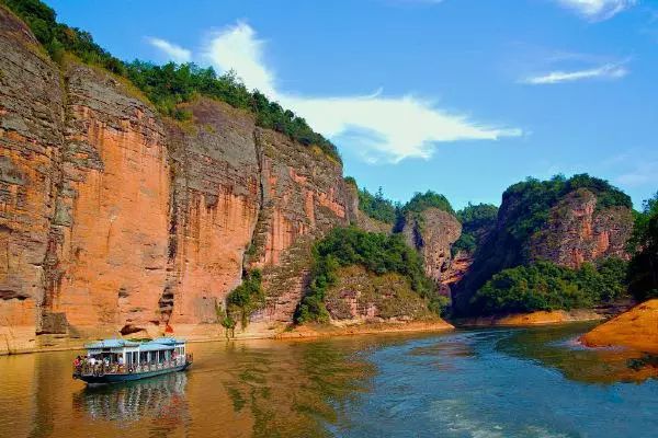 玩法:坐着大船,行驶在泰宁大金湖上,沉醉在沿途的丹霞地貌与湖光山色