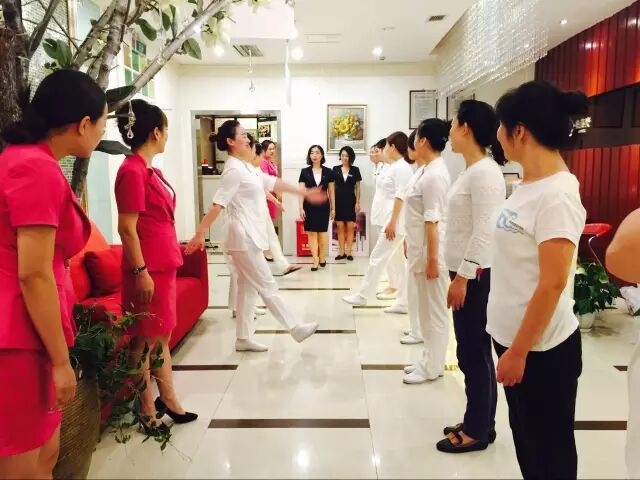 歌泽美容学校——美业人因为礼仪而改变