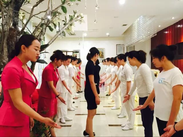 歌泽美容学校——美业人因为礼仪而改变