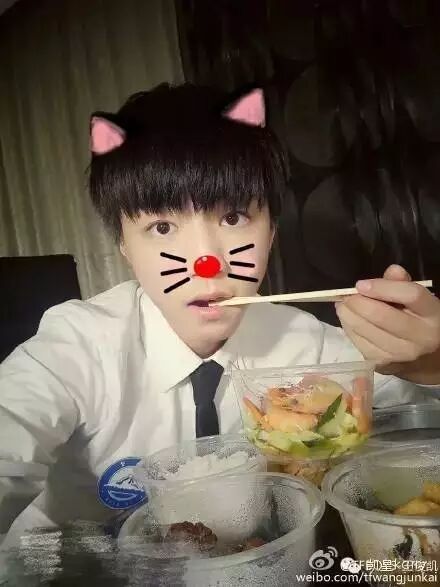 王俊凯:饿了吃饭就是香,喵~[喵喵]