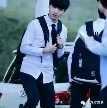 春天帅气TFBOYS王俊凯和滑板更配哦