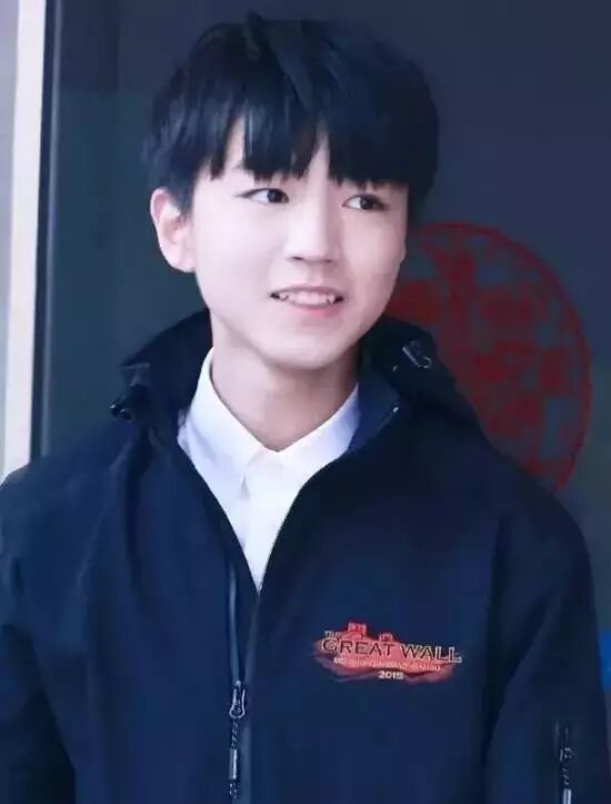 王俊凯的外套logo如此有意义