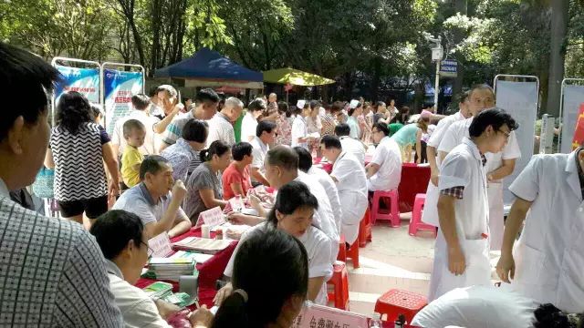 军民共建医院，竭诚服务群众