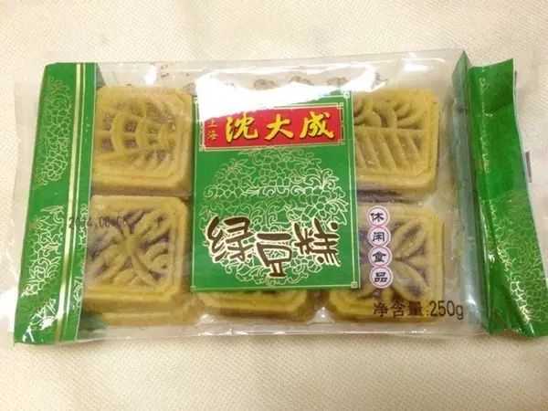 90元(各大超市可能有不同) 色泽:暗绿略偏黄 点评:南方特有带馅绿豆糕