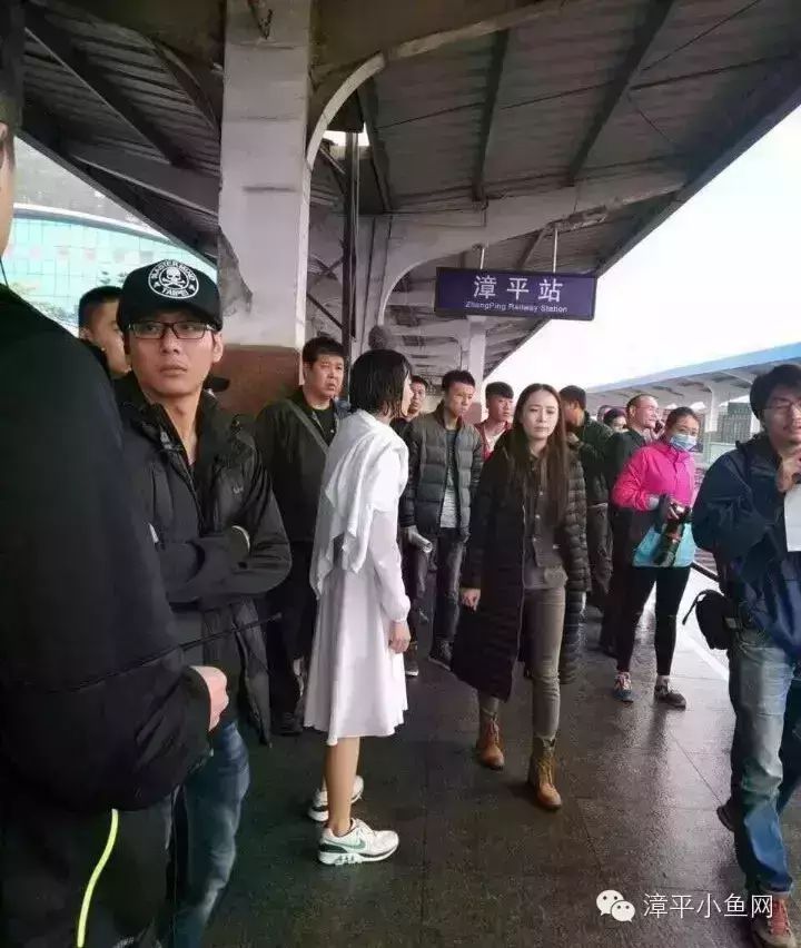 明星白敬亭来漳平拍电影《谁的青春不迷茫》在漳平火车站开拍