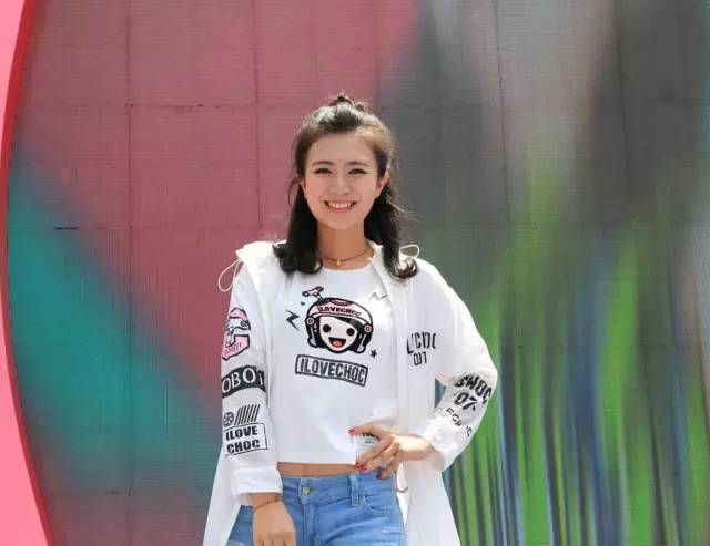在启动仪式结束以后,八大主播来到各个环卫所,为大热天依旧辛勤工作