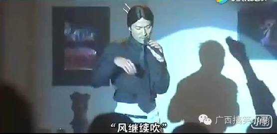 刘德华模仿张国荣的(风继续吹)梅艳芳的眼神,经典得...