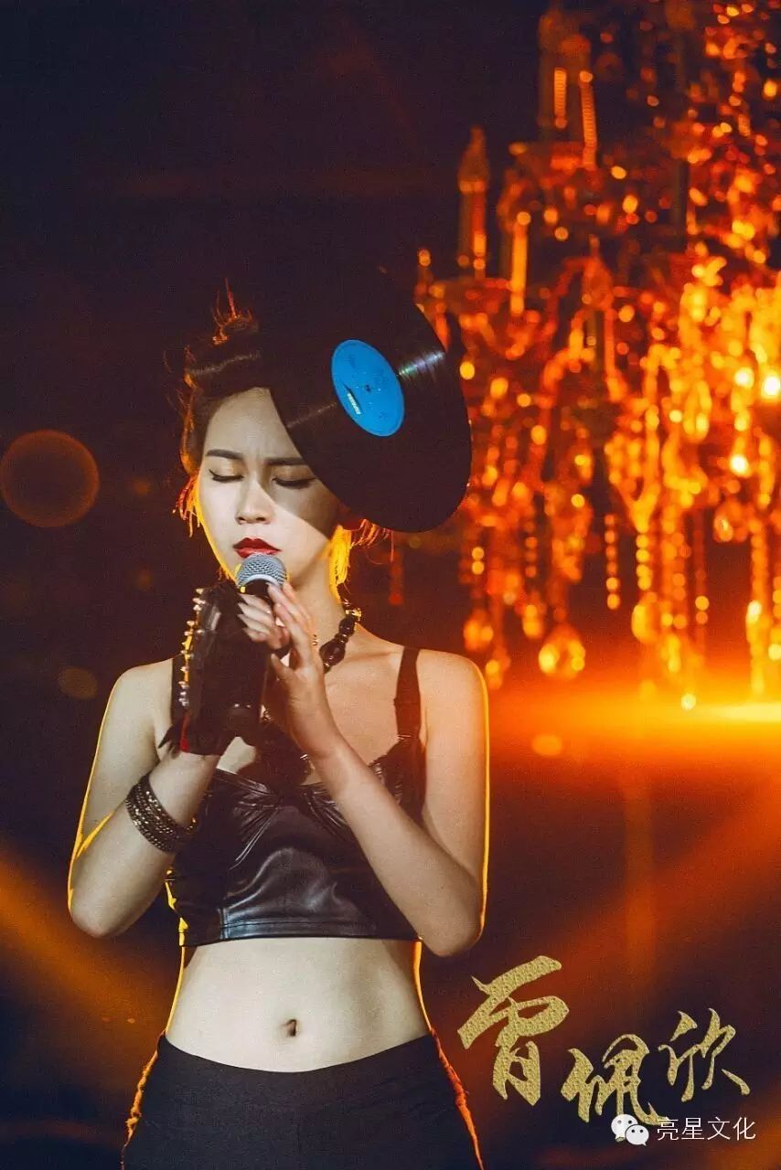大家好!我是亮星文化签约歌手超级女声小邓紫棋《曾佩欣...
