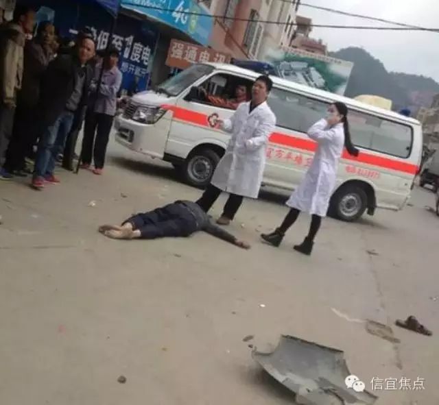 悲惨！信宜平塘政府路口发生车祸一男子当场身亡！
