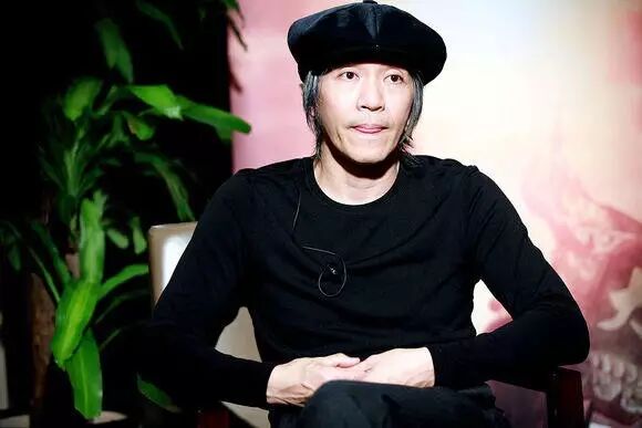 他是中国无厘头电影的鼻祖,由周星驰发扬光大,如今无人...