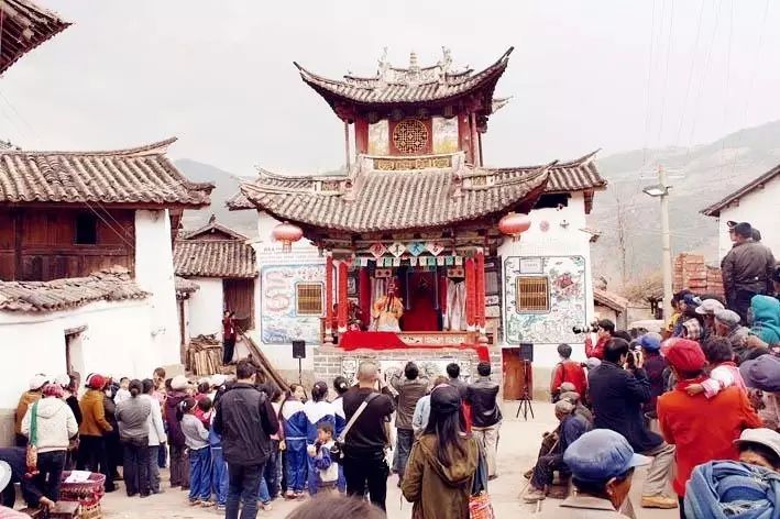 3剑川金华镇三河村:风花雪月喜鹊装三河村位于剑川县金华镇北部,北与