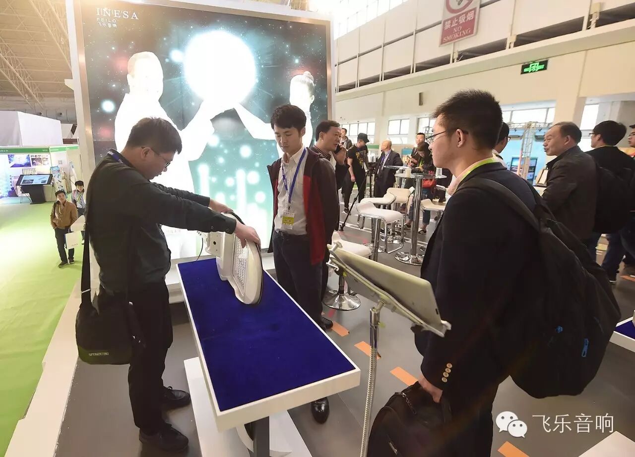 飞乐展台盛况空前 簇拥”航母”赞叹不绝