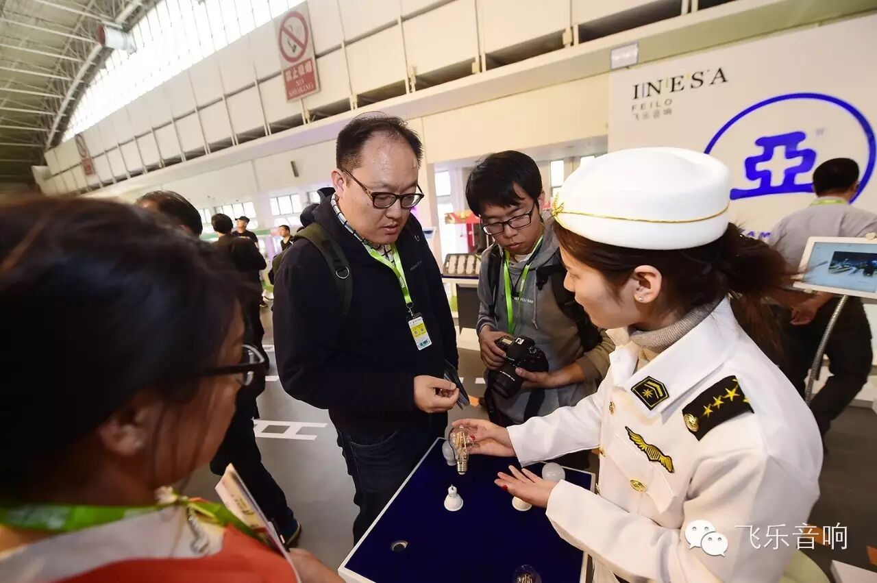 飞乐展台盛况空前 簇拥”航母”赞叹不绝
