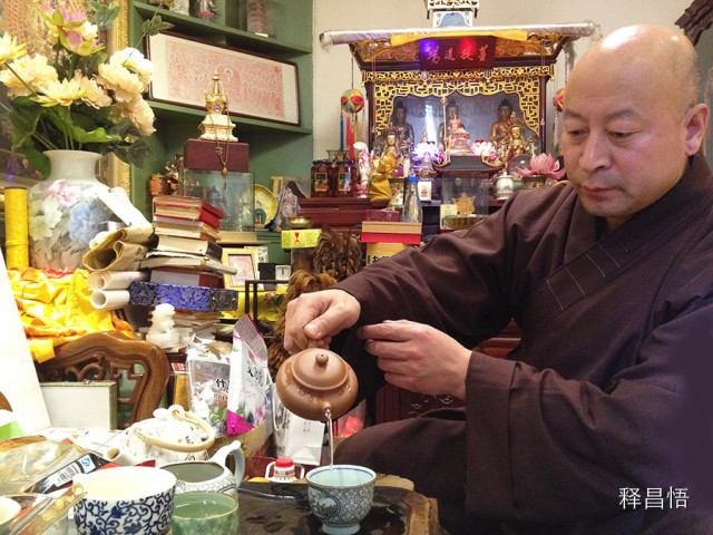 释昌悟法师在菩提道场正在使用同款紫砂壶与信众品茶