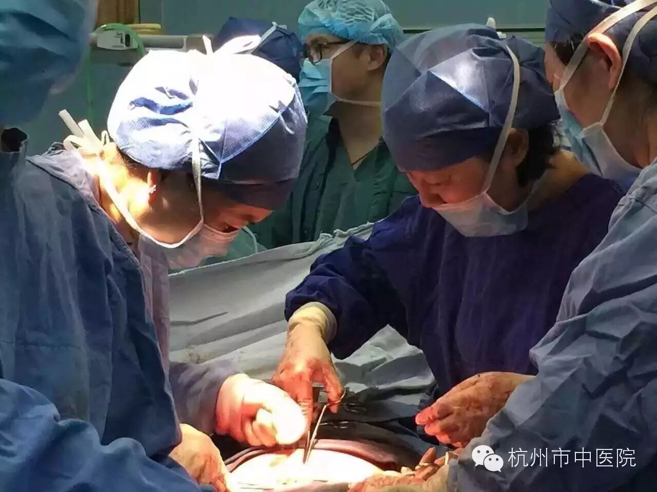 产妇突发羊水栓塞命悬一线 六小时全院多科协作击退“死神” 高龄、二胎产妇增多 要小心这种病-怀孕期