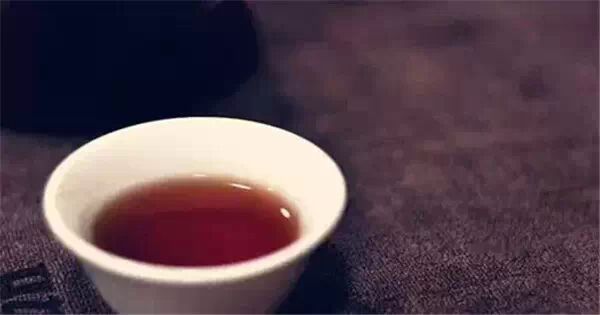 低调的人，一辈子像喝茶。 水是沸的，心是静的