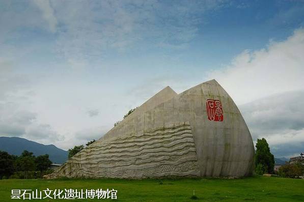 昙石山文化遗址博物馆崖居建筑为土木结构,从东看,东端为膳食区,完好