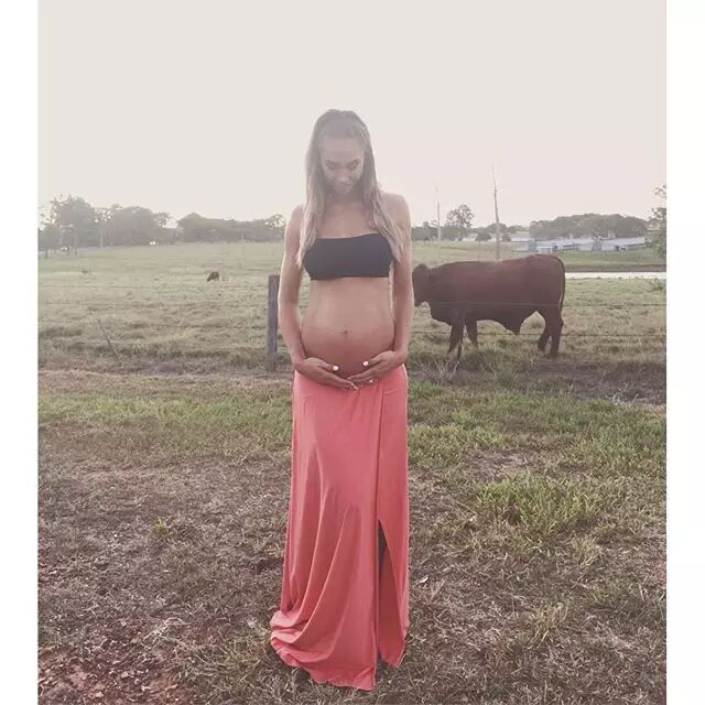 她怀孕9个月还坚持健身,肚皮可能比你刚吃完夜宵还平…-怀孕期