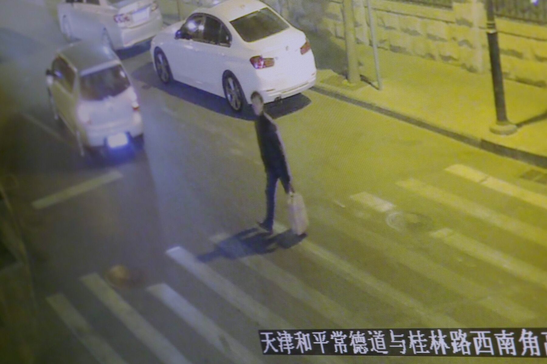 花坛里扔着“诈弹”警方出击嫌疑人落网