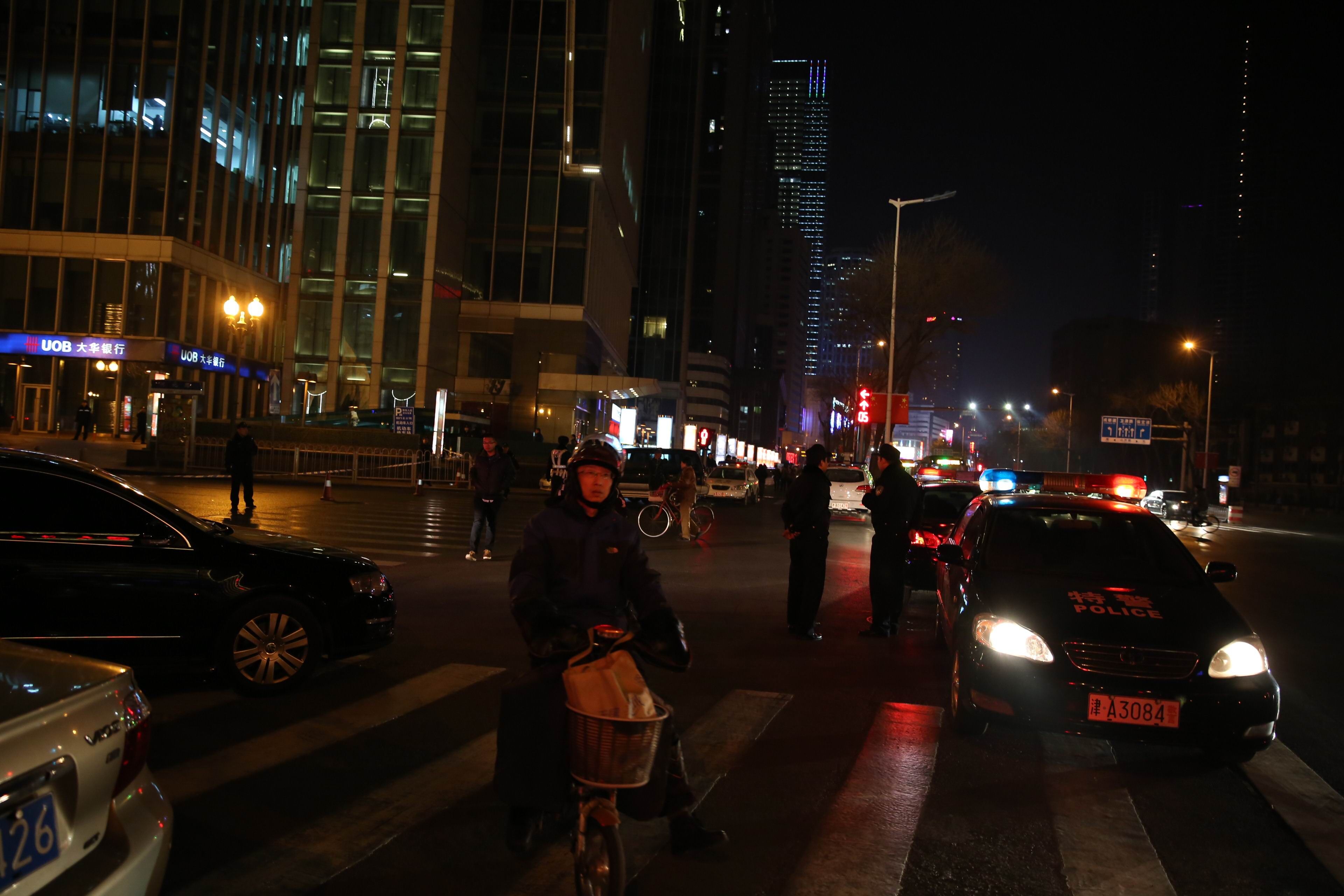 花坛里扔着“诈弹”警方出击嫌疑人落网