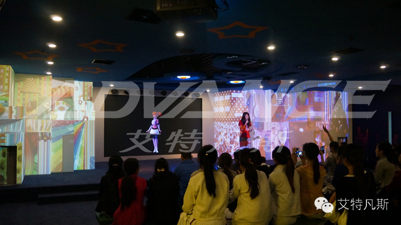 武汉玩购主题乐园 互动舞蹈脱口秀《光影秀》