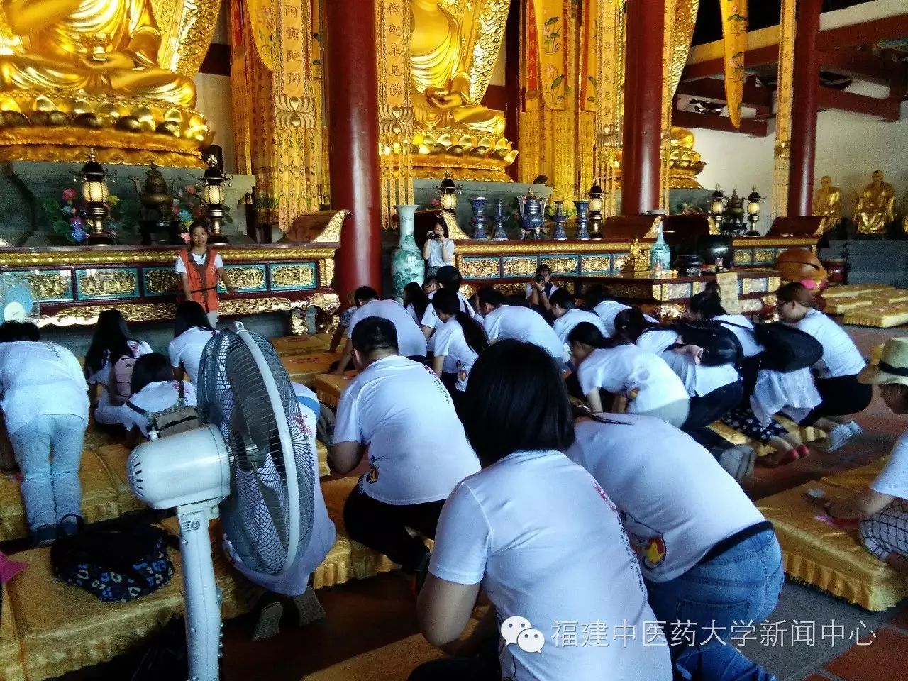礼佛有讲究 跪拜礼,一般情况下是行三拜礼,不正确的行礼姿势有可能会